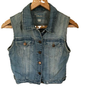 Dynamite Coastal Cowgirl Lightwash Distressed Denim Jean Vest XS